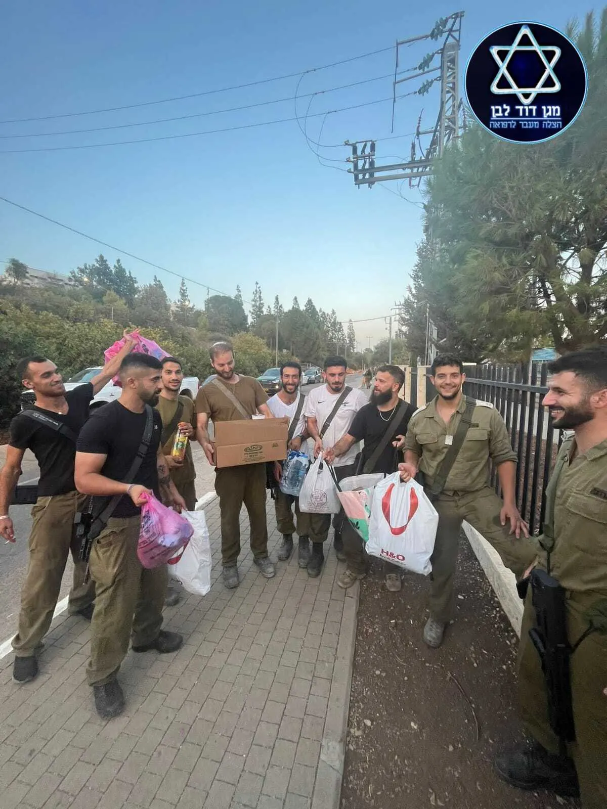 מתנדבי מגן דוד לבן מחלקים ציוד ומזון לחיילי צה״ל